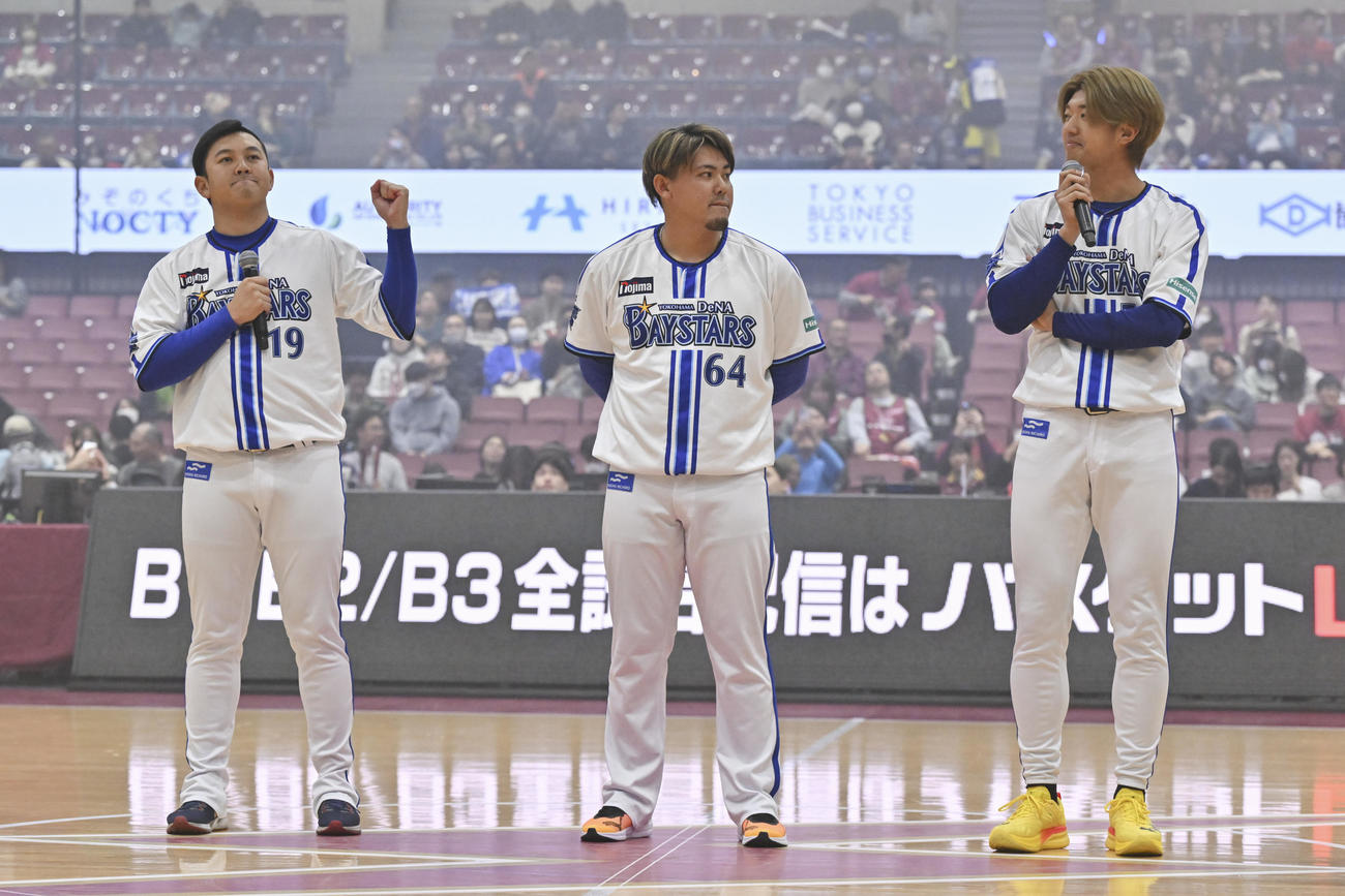 バスケットボール男子Bリーグの川崎－北海道戦を観戦した左からDeNA山崎、中川虎、梶原（川崎ブレイブサンダース提供）