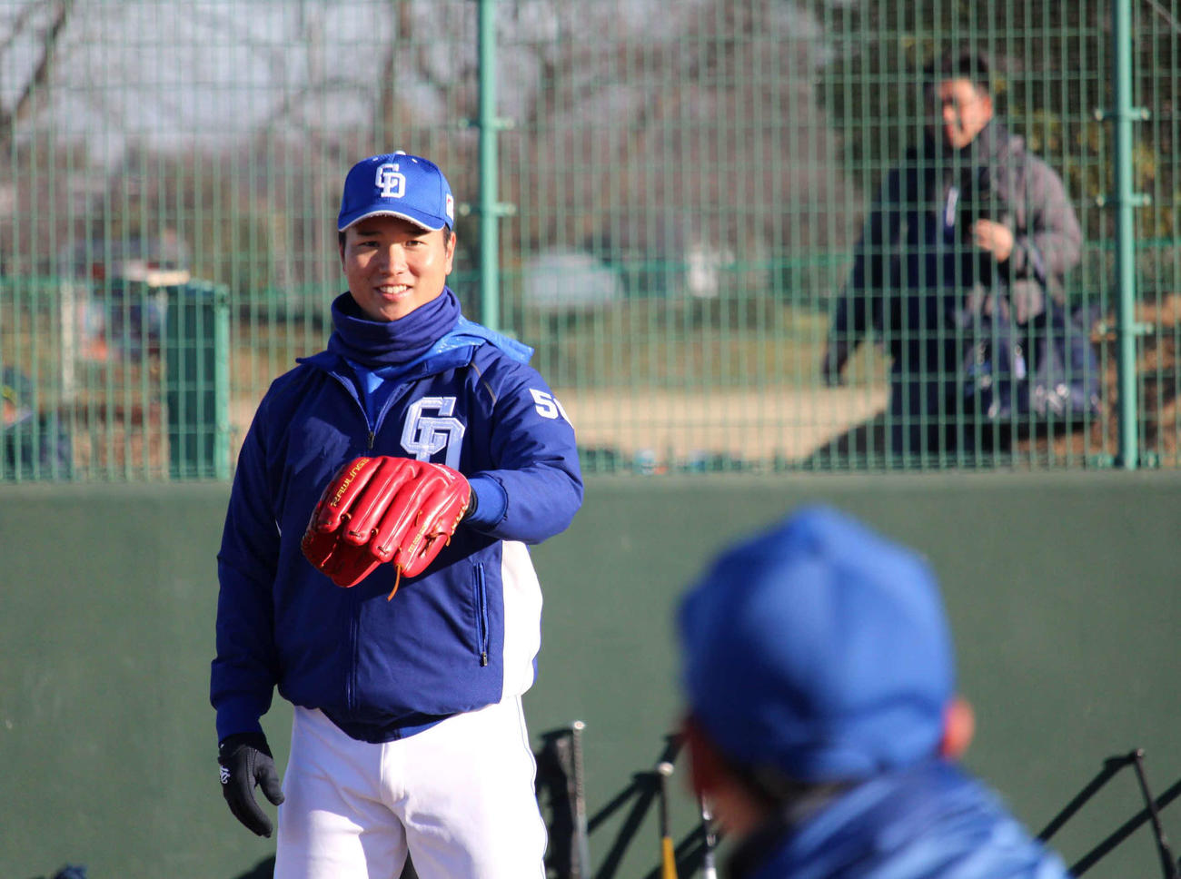加須きずな野球教室で少年とキャッチボールをする中日清水（撮影・金子真仁）