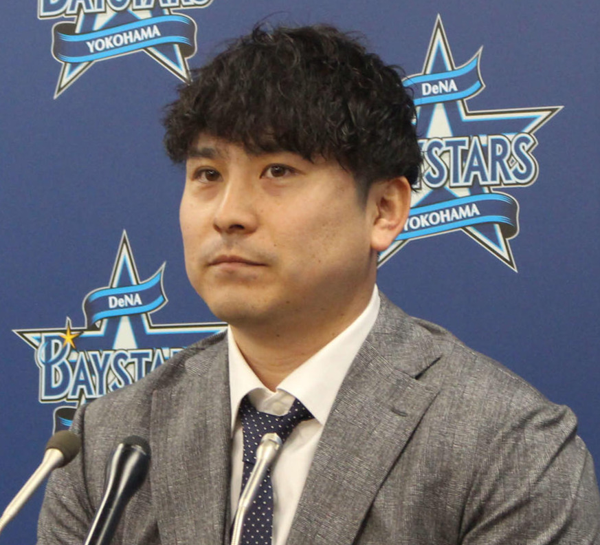 契約更改交渉後、会見するDeNA佐野（撮影・久保賢吾）