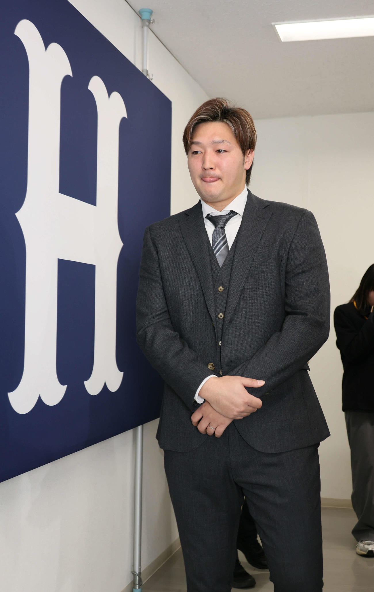 契約更改後の会見と囲み取材を終え、会見場を後にする広島床田（撮影・加藤孝規）