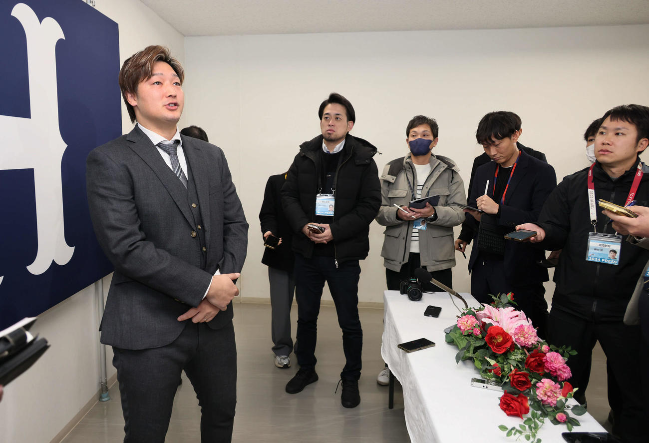 契約更改後の会見を終え、囲み取材に応じる広島床田（撮影・加藤孝規）
