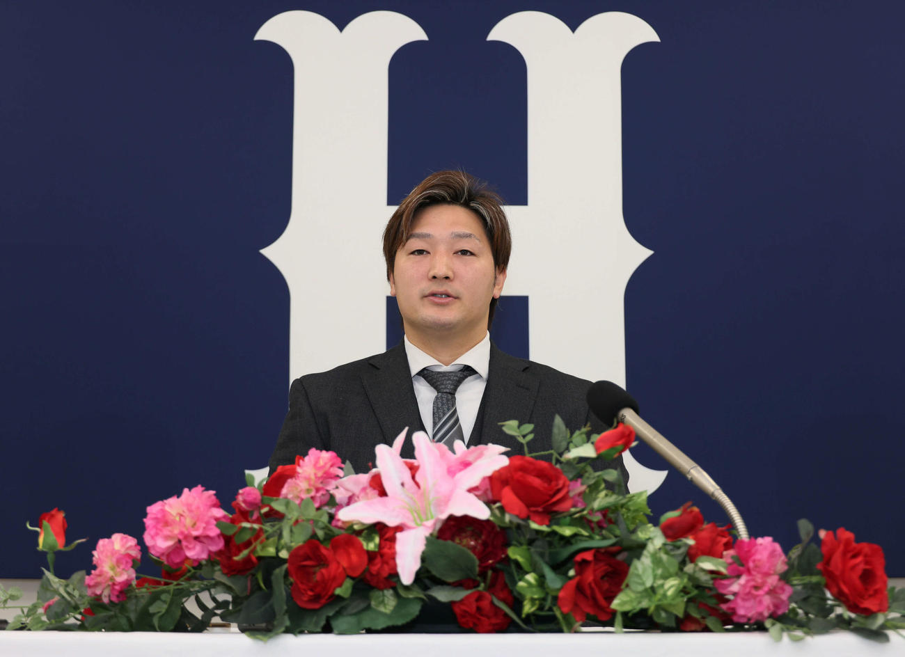 契約更改後、会見する広島床田（撮影・加藤孝規）