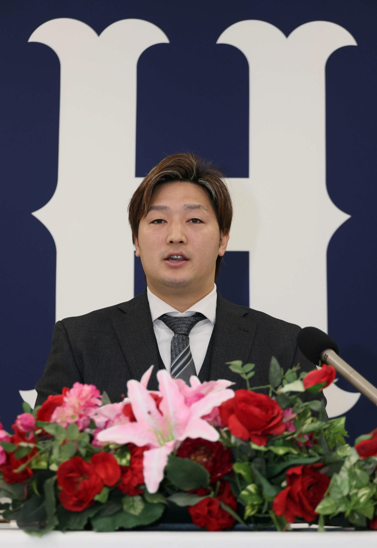 契約更改後、会見する広島床田（撮影・加藤孝規）