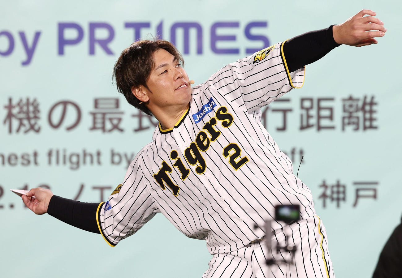 「Tayoriが紙飛行機でギネス世界記録に挑戦！」で紙飛行機を飛ばす阪神梅野（撮影・前田充）