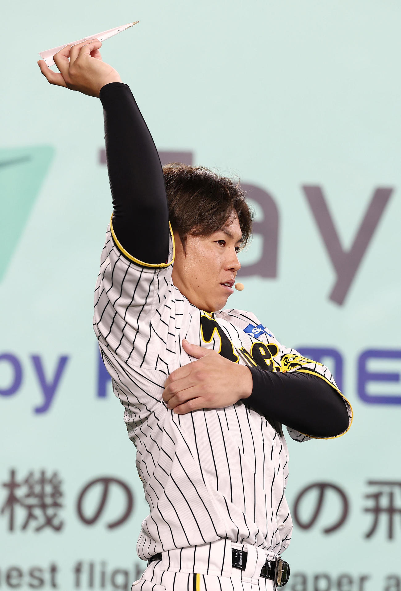 「Tayoriが紙飛行機でギネス世界記録に挑戦！」に臨む阪神梅野（撮影・前田充）