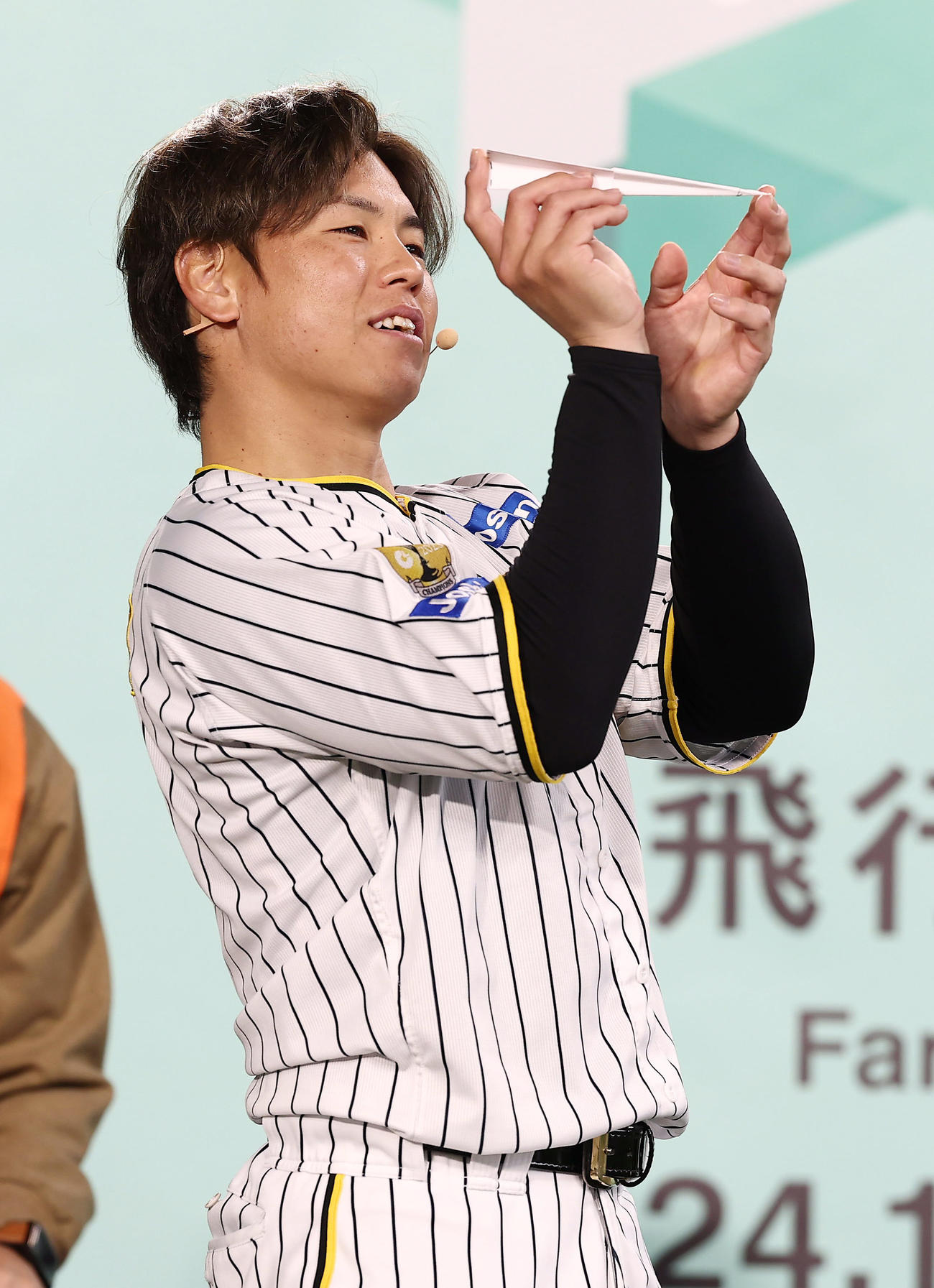 「Tayoriが紙飛行機でギネス世界記録に挑戦！」に臨む阪神梅野（撮影・前田充）