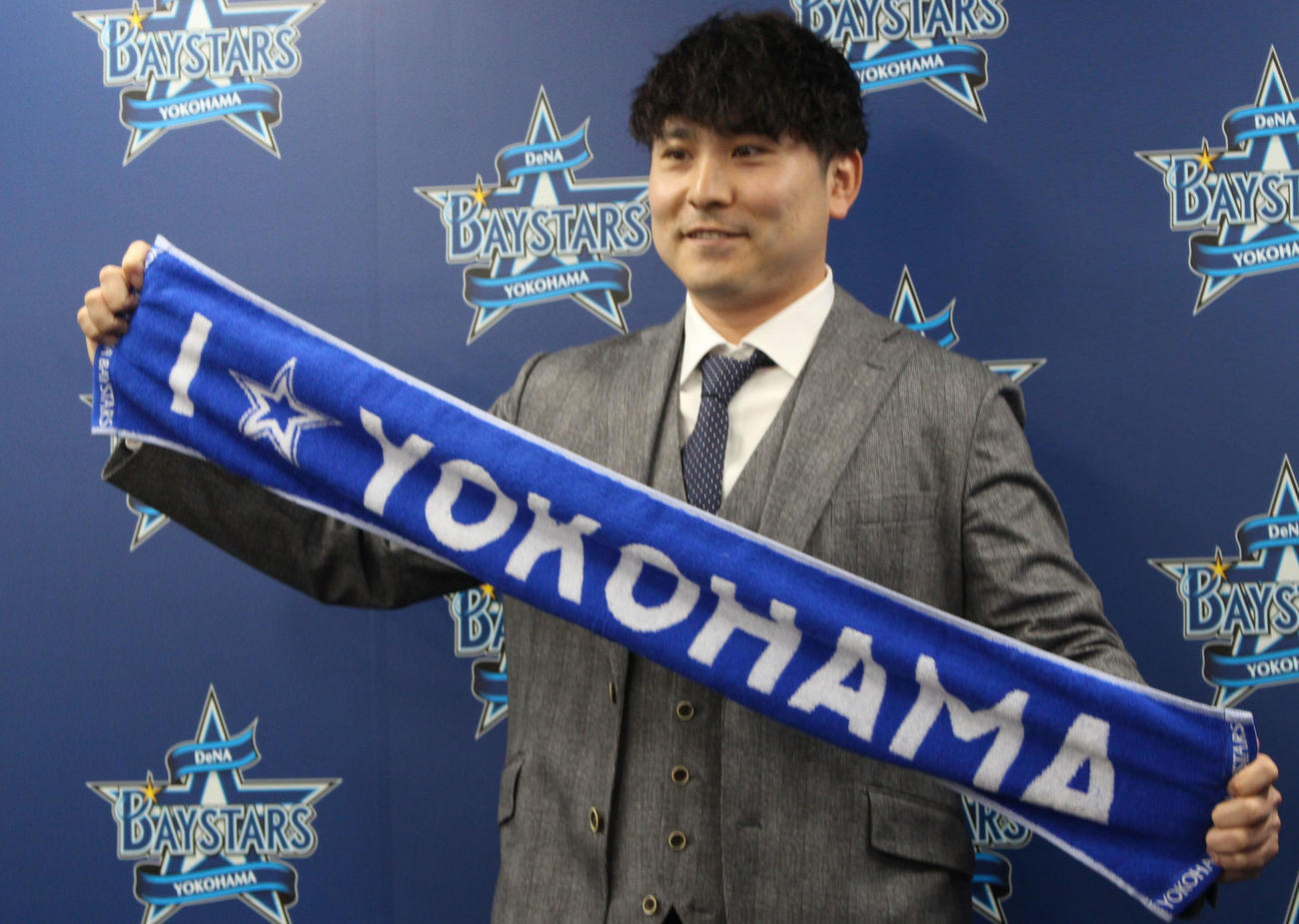 契約更改交渉後、「I☆YOKOHAMA」のタオルを手に笑顔のDeNA佐野（撮影・久保賢吾）