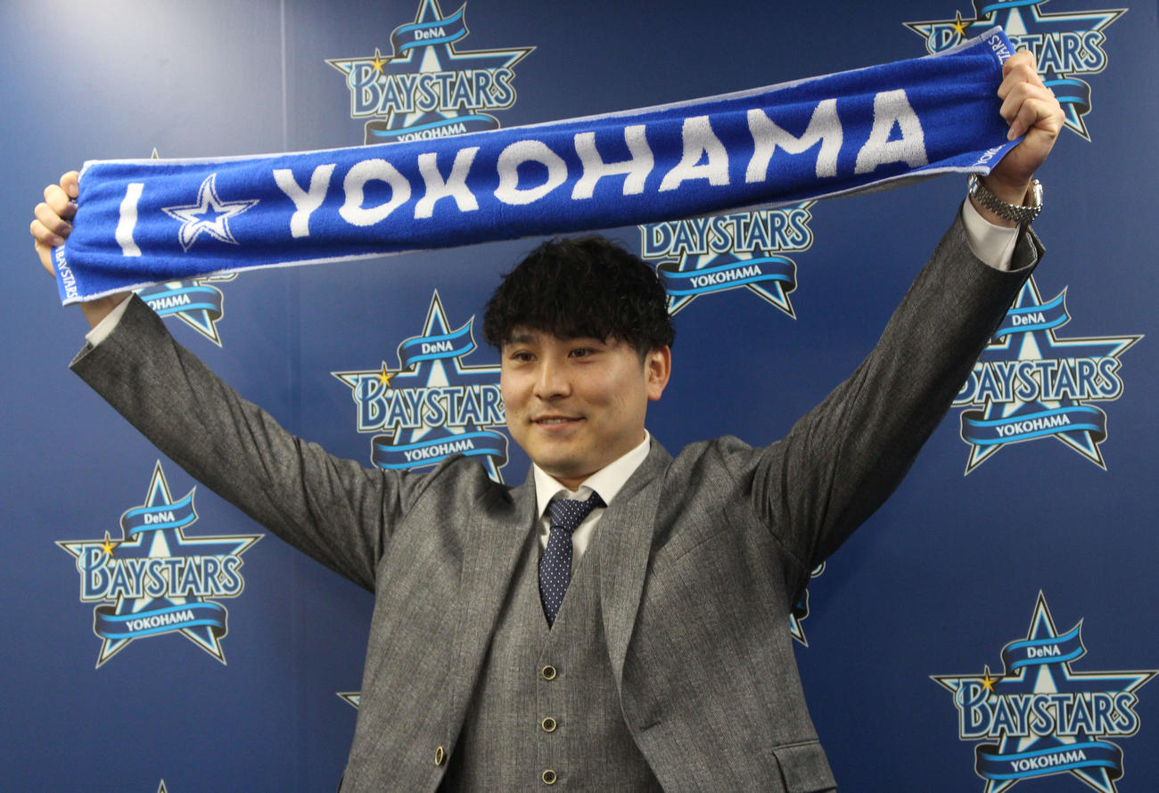 契約更改交渉後、「I☆YOKOHAMA」のタオルを手に笑顔のDeNA佐野（撮影・久保賢吾）