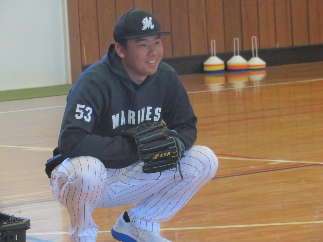 「パラ支援プロジェクト」で千葉県立大網白里特別支援学校を訪問し、野球を教える木村（撮影・星夏穂）