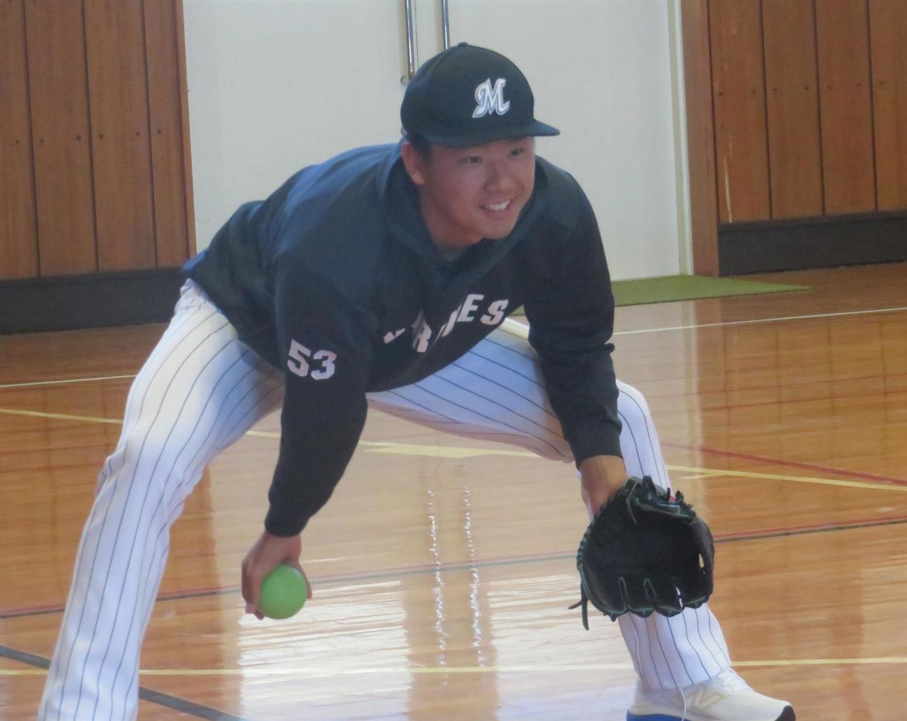 「パラ支援プロジェクト」で千葉県立大網白里特別支援学校を訪問し、野球を教える木村（撮影・星夏穂）