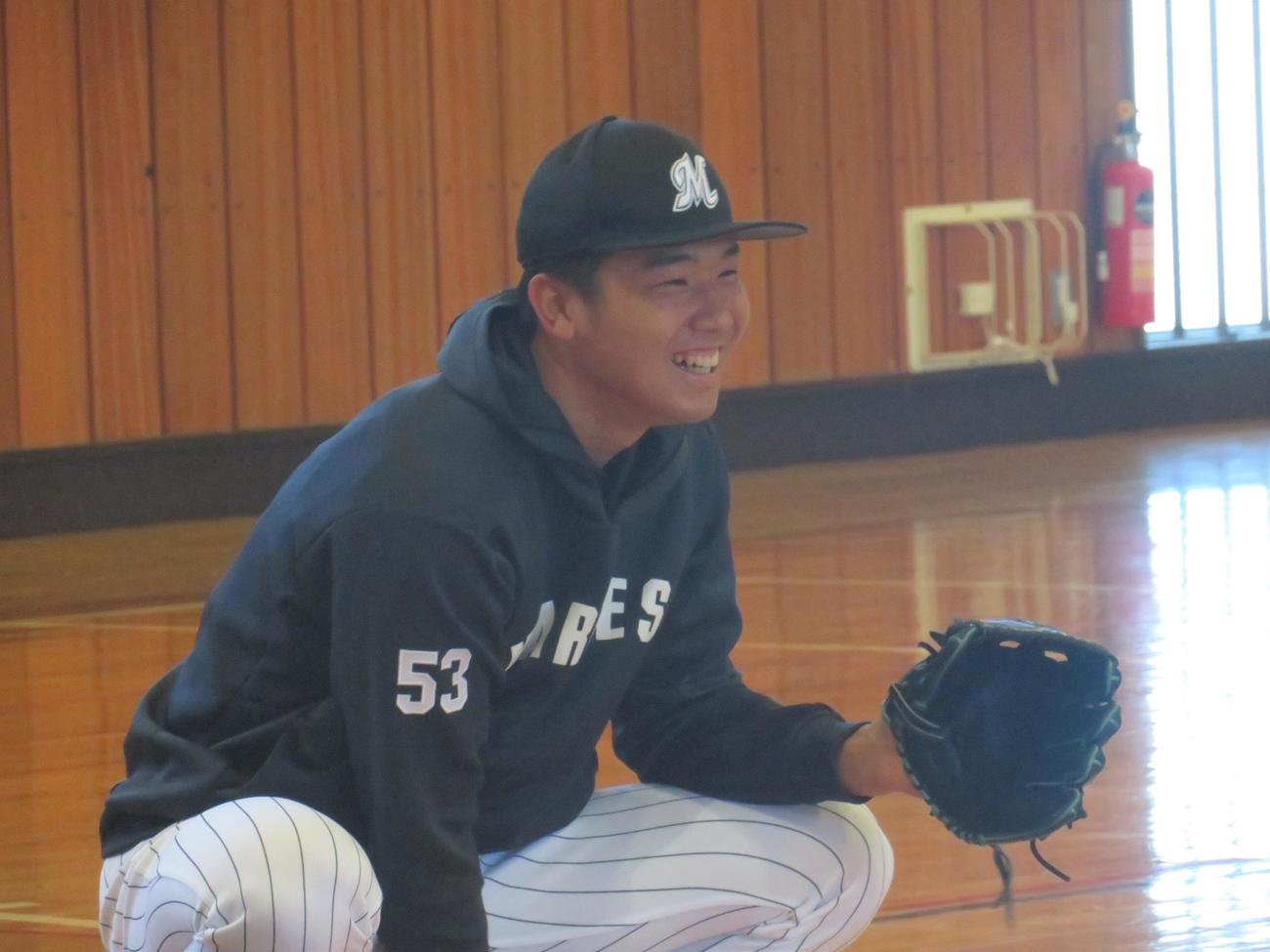 「パラ支援プロジェクト」で千葉県立大網白里特別支援学校を訪問し、野球を教える木村（撮影・星夏穂）