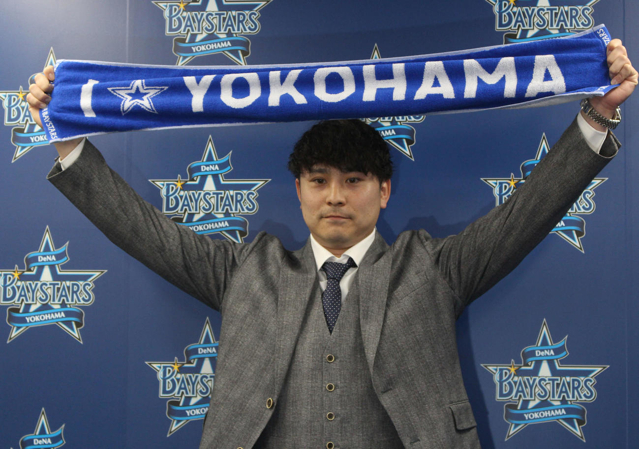 契約更改交渉後、「I☆YOKOHAMA」のタオルを手に、ポーズを決めるDeNA佐野（撮影・久保賢吾）