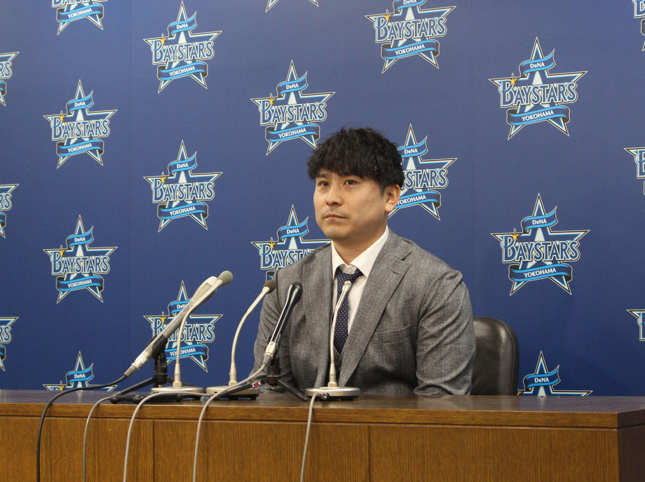 契約更改交渉後、会見するDeNA佐野（撮影・久保賢吾）