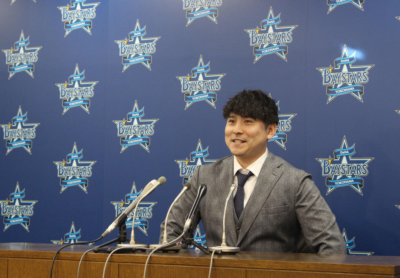 契約更改交渉後、会見するDeNA佐野（撮影・久保賢吾）