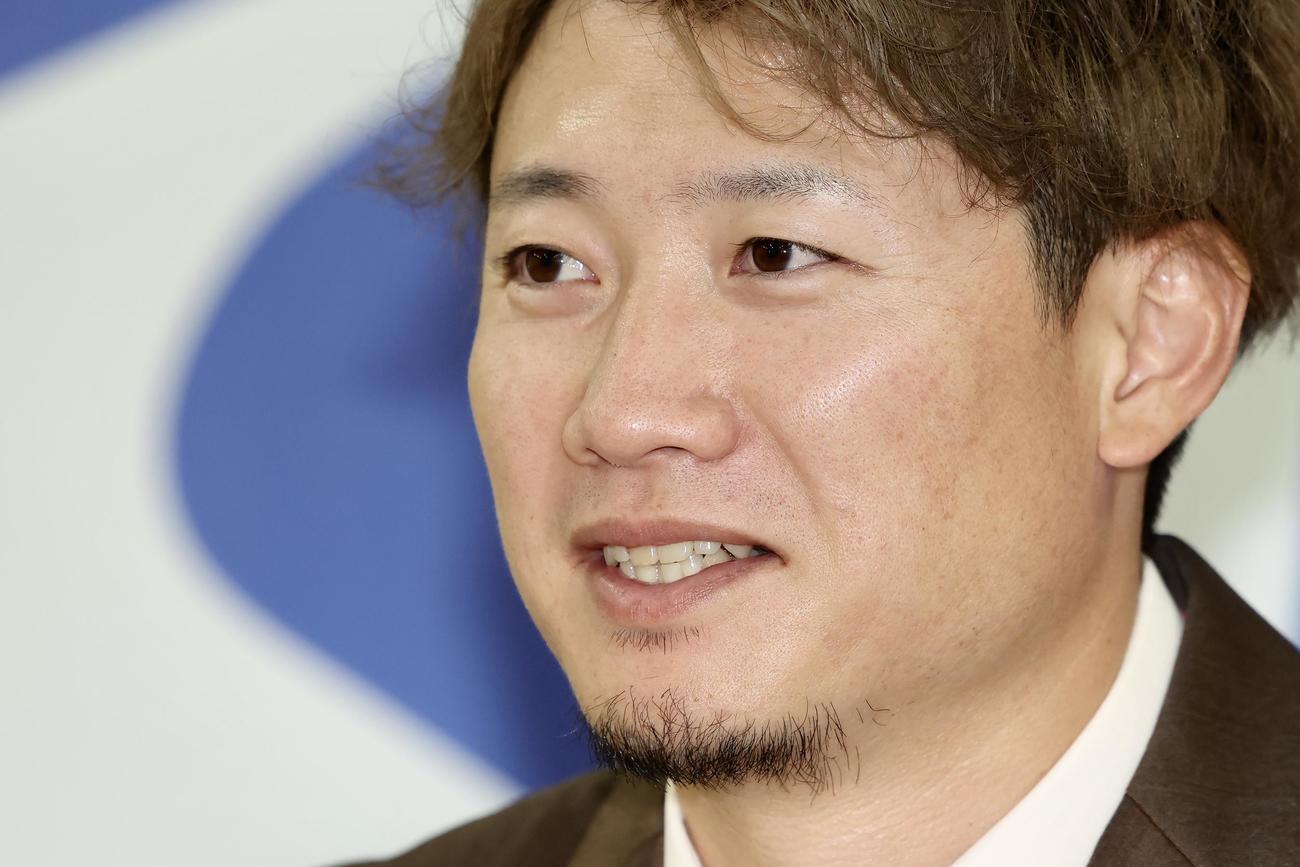 契約更改後の会見に臨むヤクルト西川（撮影・河田真司）
