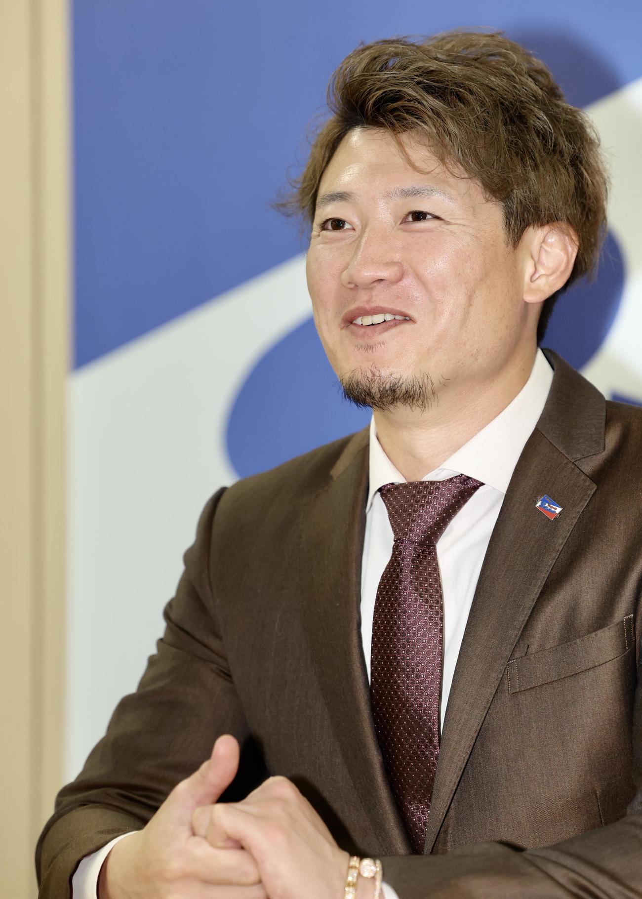 契約更改後の会見に臨むヤクルト西川（撮影・河田真司）
