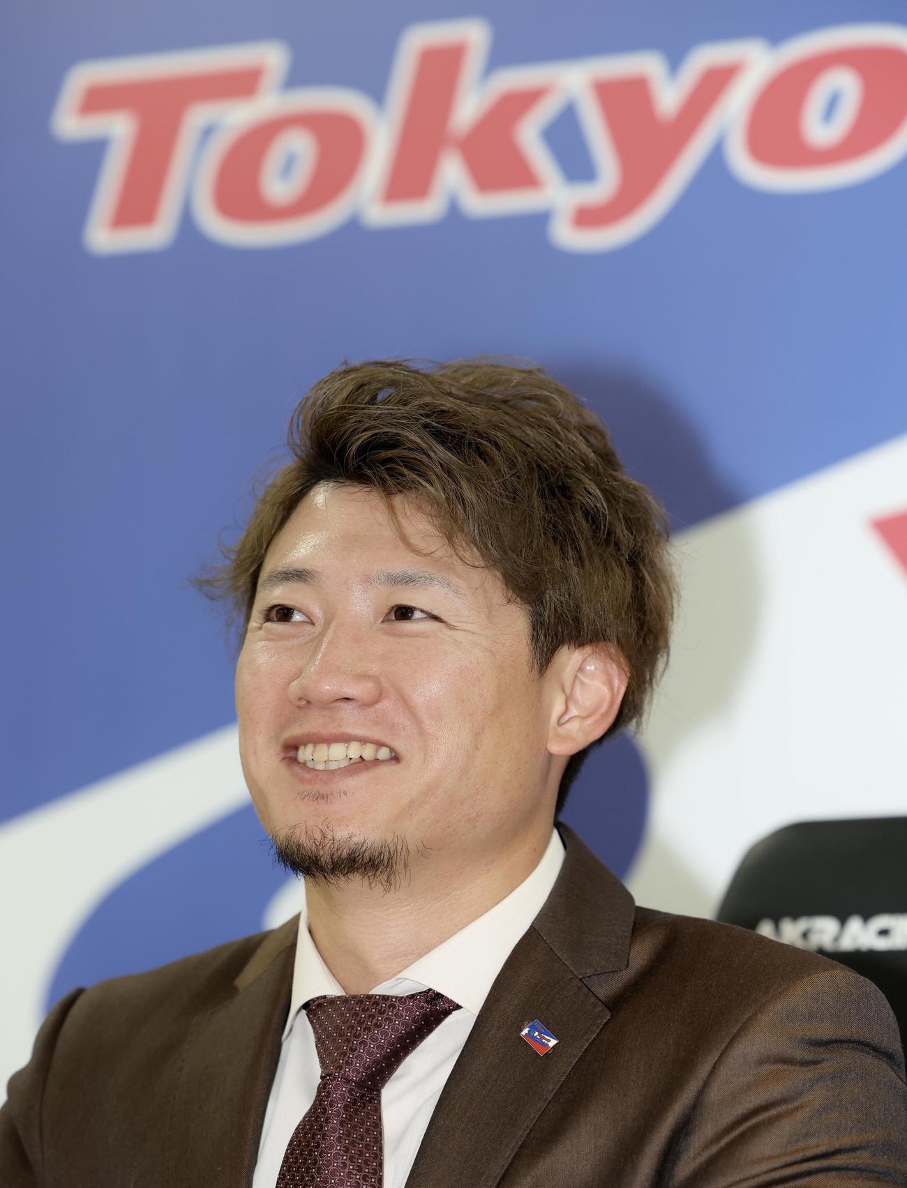 契約更改後の会見に臨むヤクルト西川（撮影・河田真司）