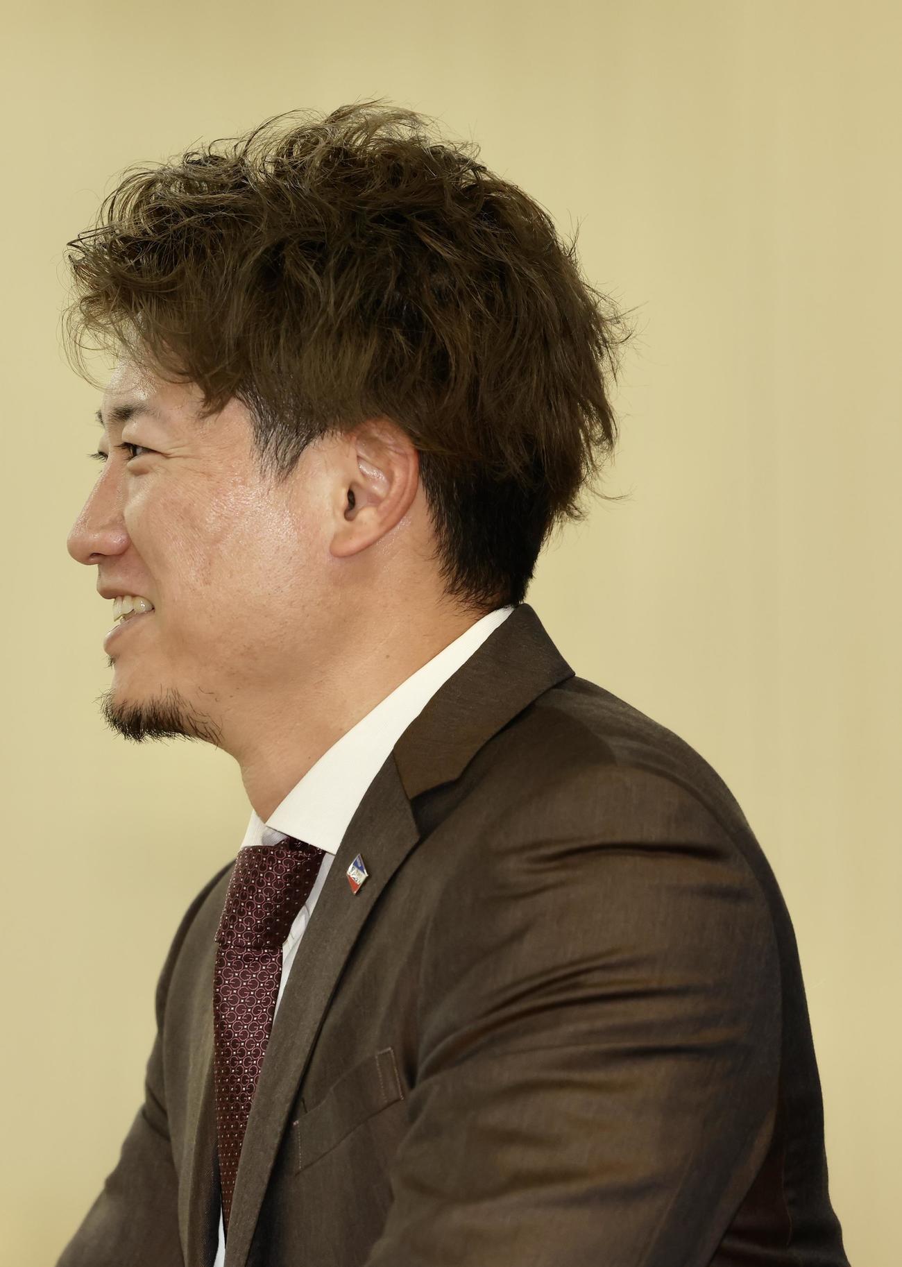 契約更改後の会見に臨むヤクルト西川（撮影・河田真司）