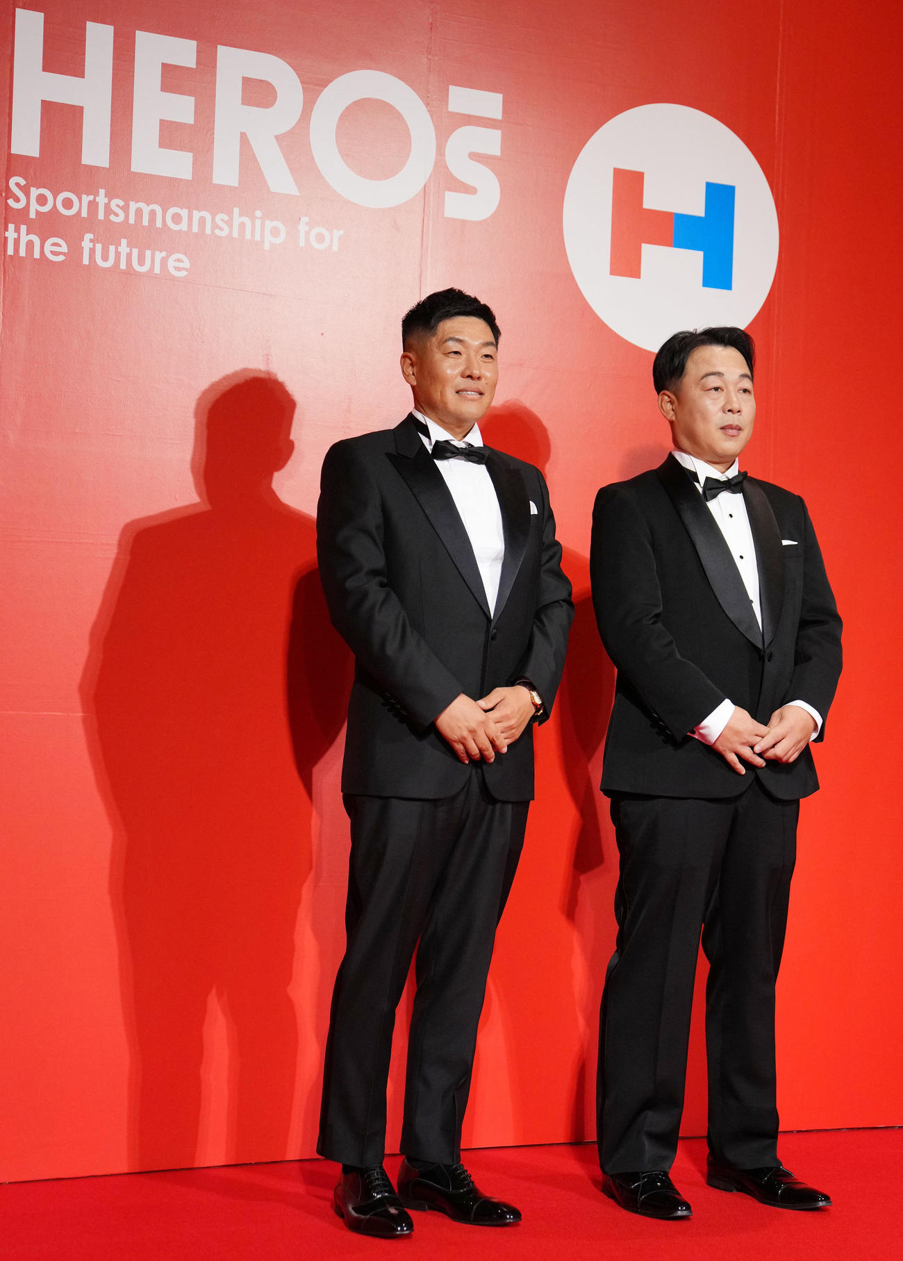 フォトコールで笑顔を見せるDeNA筒香の兄の裕史さん（左）と松下謙太さん（撮影・横山健太）