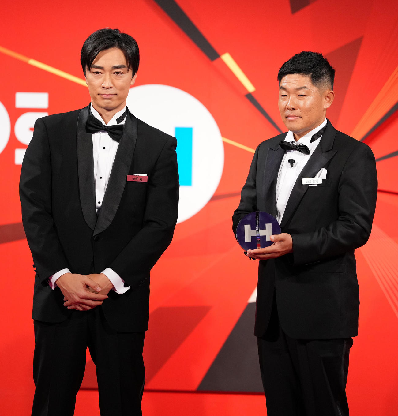 表彰式でプレゼンターの和田毅氏（左）からトロフィーを受け取る筒香裕史さん（撮影・横山健太）