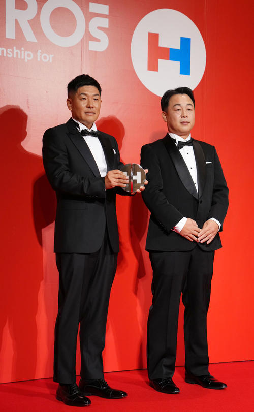 DeNA】筒香嘉智「HEROs AWARD 2024」受賞、兄が代理出席で「喜んでいる
