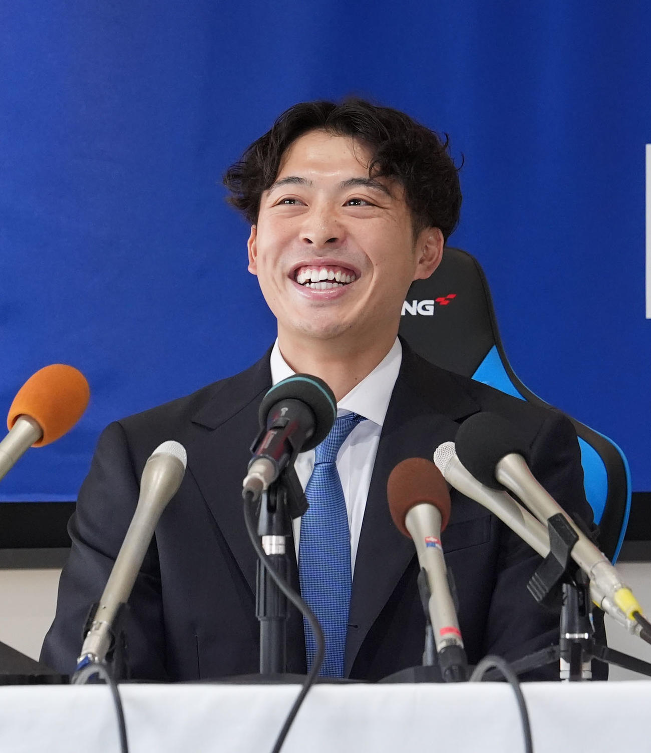 現役ドラフトで中日入団が決まり会見する伊藤（撮影・森本幸一）