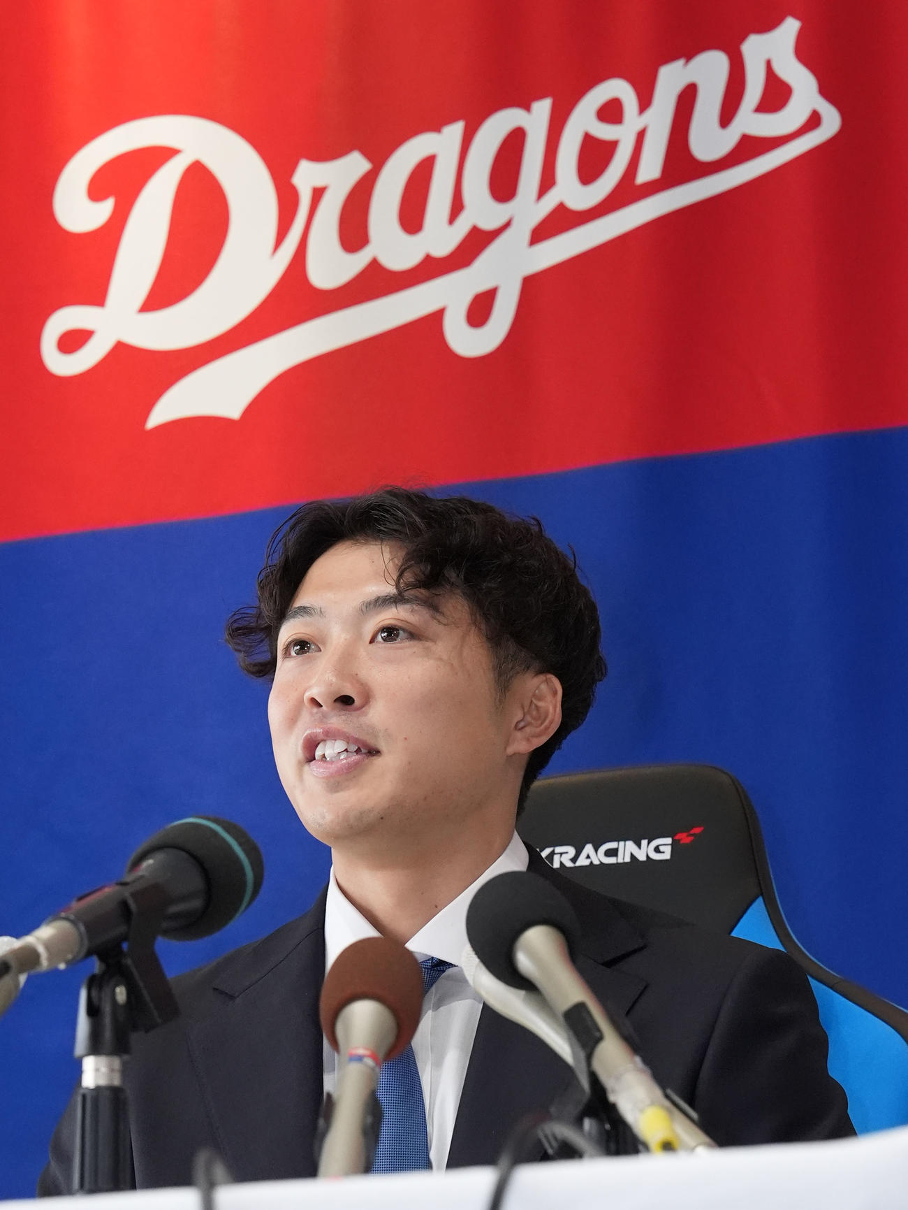 現役ドラフトで中日入団が決まり会見する伊藤（撮影・森本幸一）