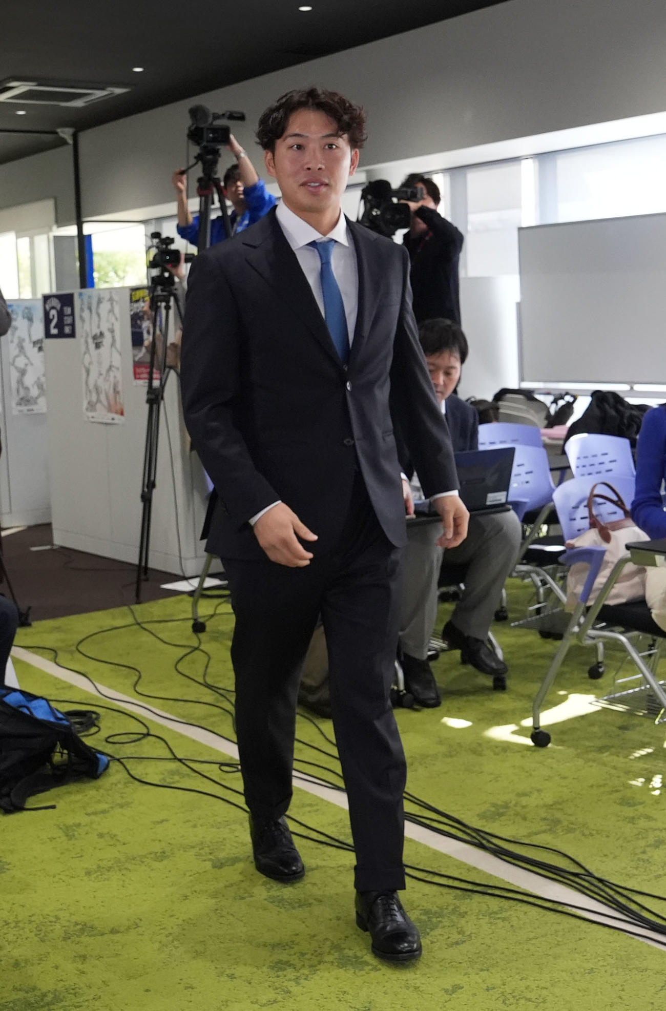 会見の席に向かう現役ドラフトで中日に入団する伊藤（撮影・森本幸一）