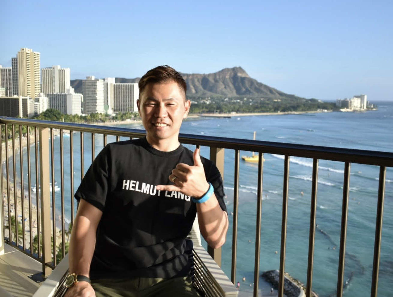 ホテルのバルコニーでアロハポーズをする中村晃（撮影・只松憲）