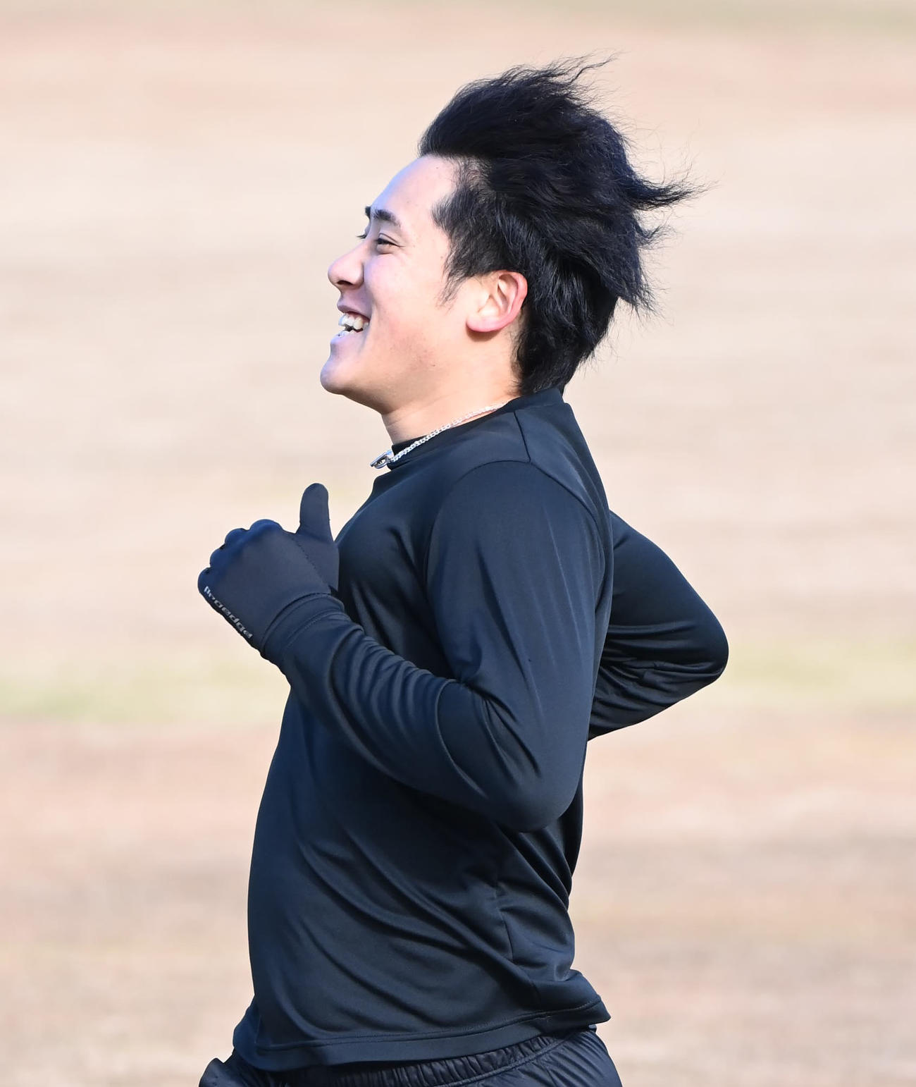 ダッシュをしながら笑顔を見せる阪神富田（撮影・石井愛子）