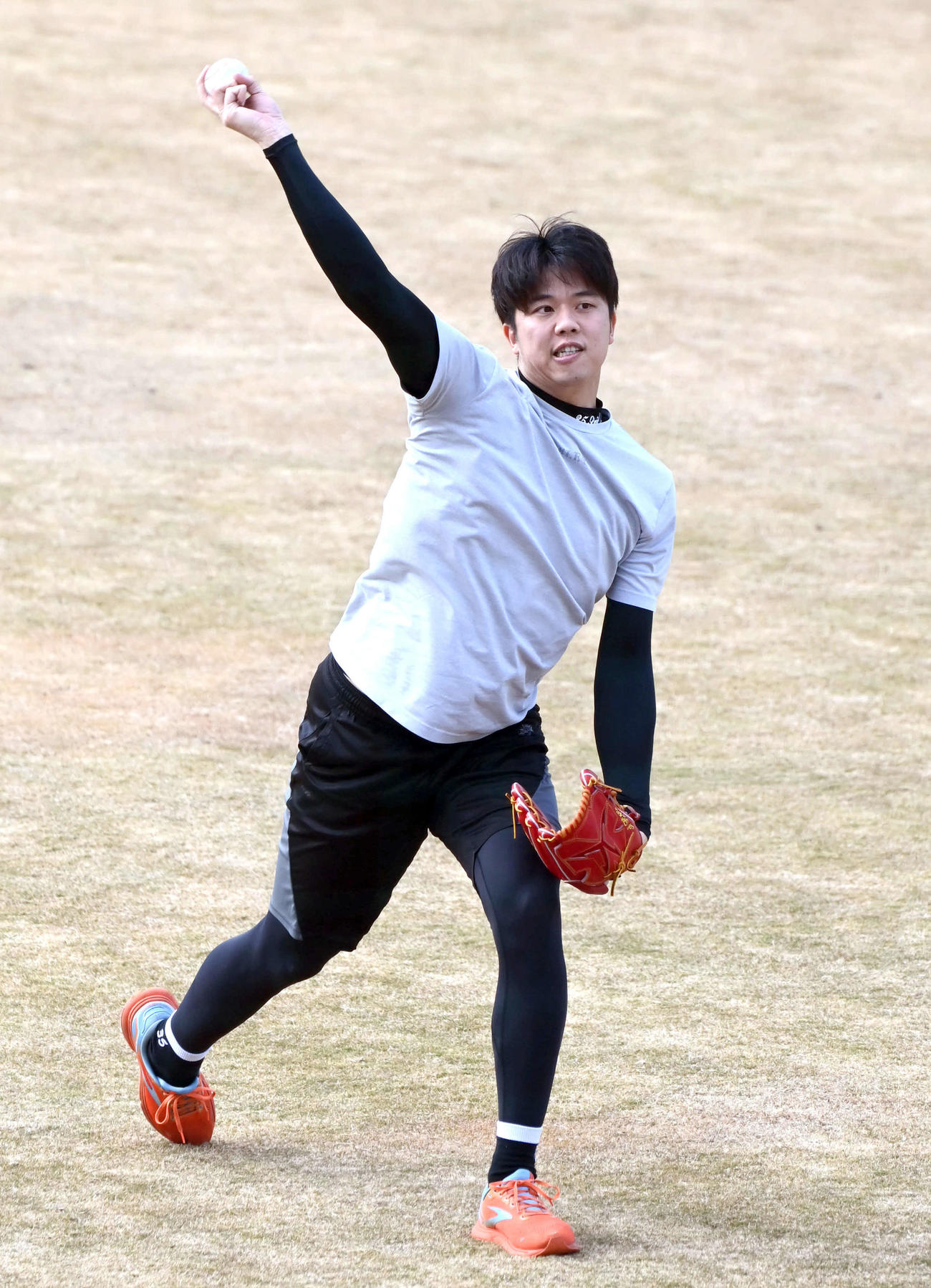 キャッチボールをする阪神才木（撮影・石井愛子）