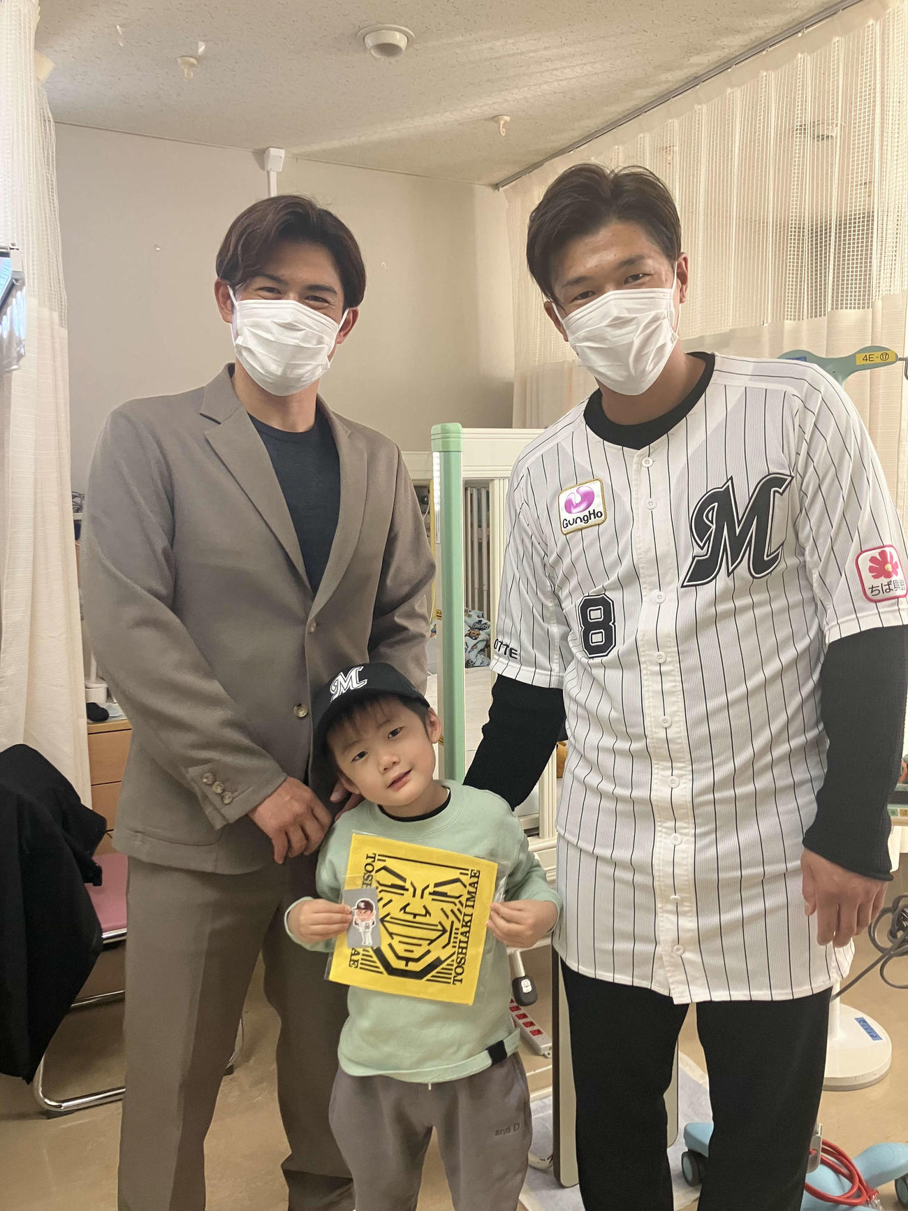 千葉県こども病院を訪問した楽天今江前監督（左）とロッテ中村奨（右）（球団提供）