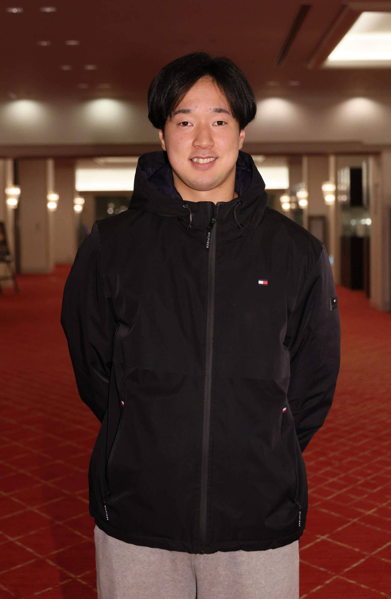 広島入りしたドラフト2位の佐藤（撮影・加藤孝規）