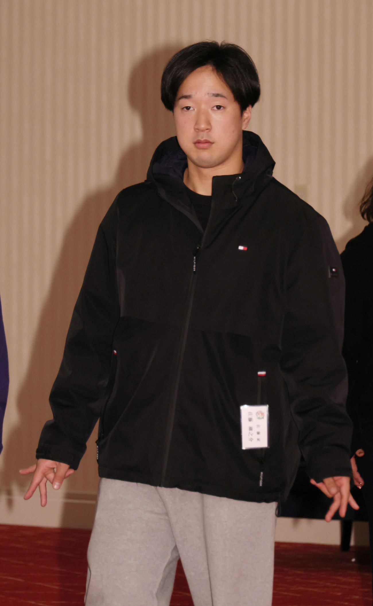 広島入りしたドラフト2位の佐藤（撮影・加藤孝規）