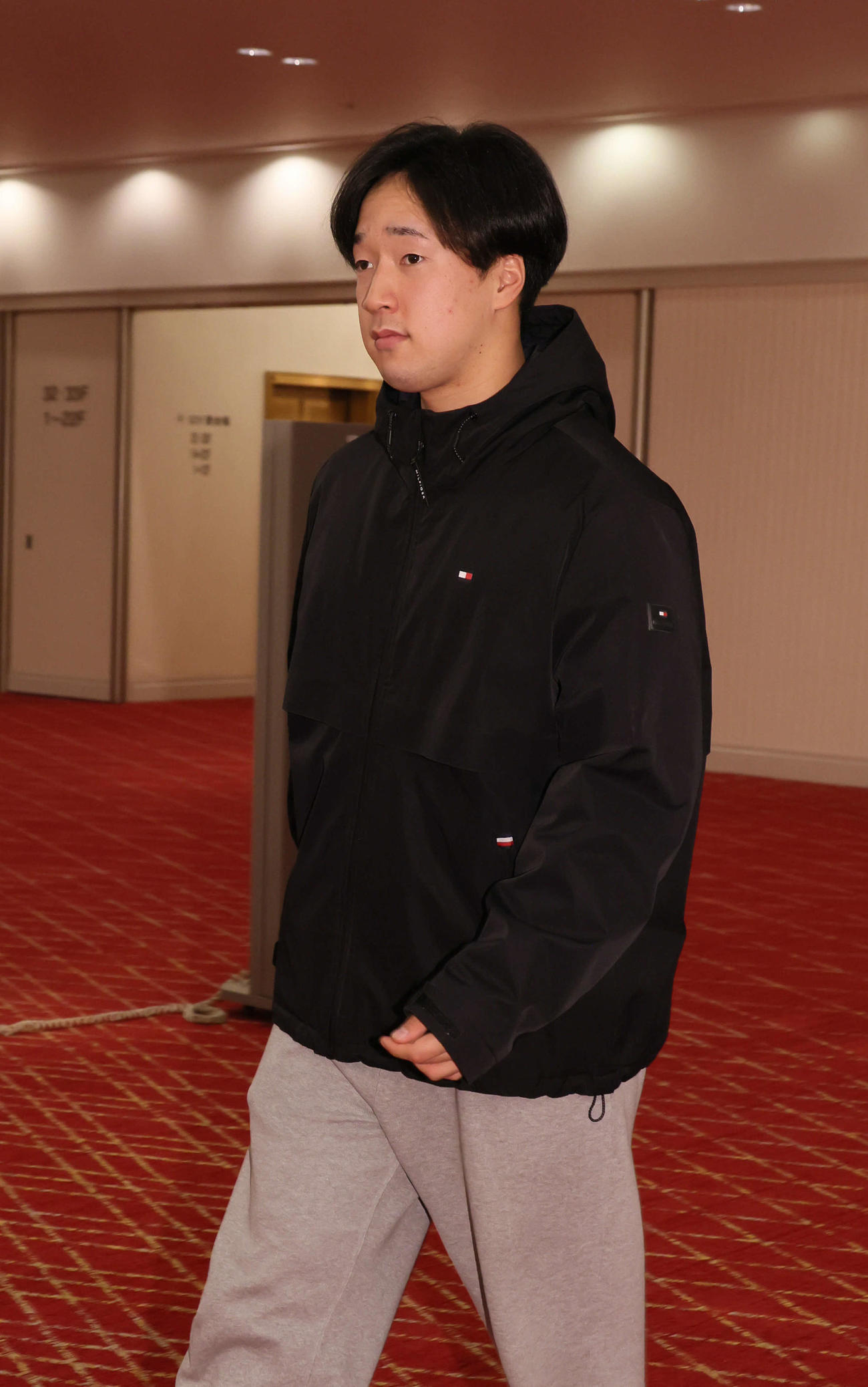 広島入りしたドラフト2位の佐藤（撮影・加藤孝規）