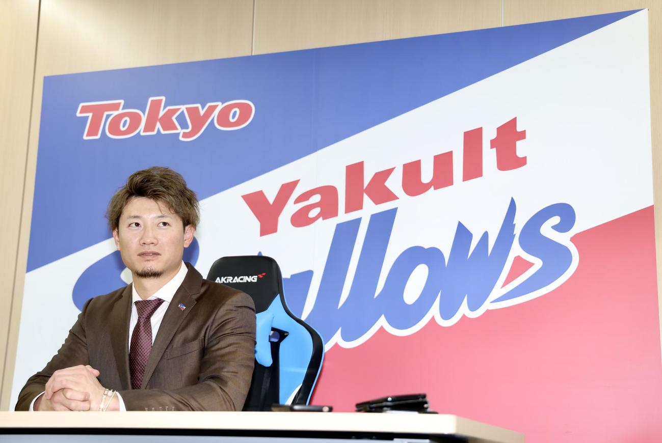 契約更改後の会見に臨むヤクルト西川（撮影・河田真司）