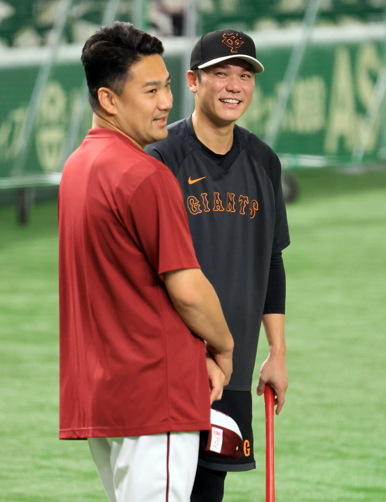23年6月、交流戦の試合前に談笑する楽天田中（手前）と巨人坂本