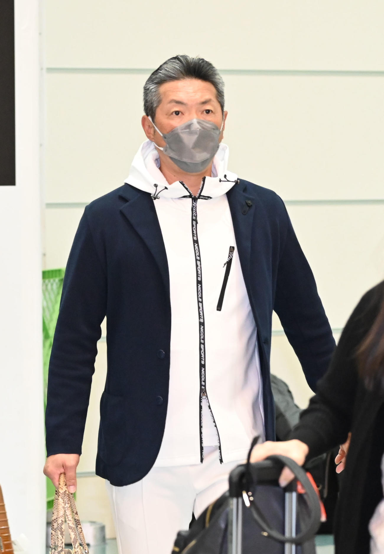 ハワイから帰国した小久保監督（撮影・林敢治）