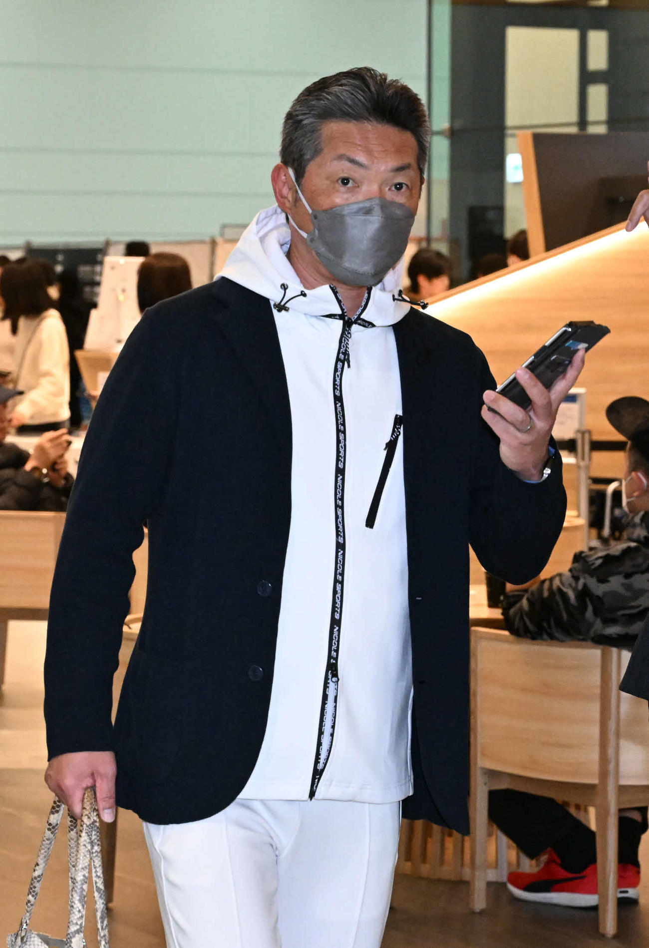 ハワイから帰国し、福岡空港に到着したソフトバンク小久保監督（撮影・林敢治）