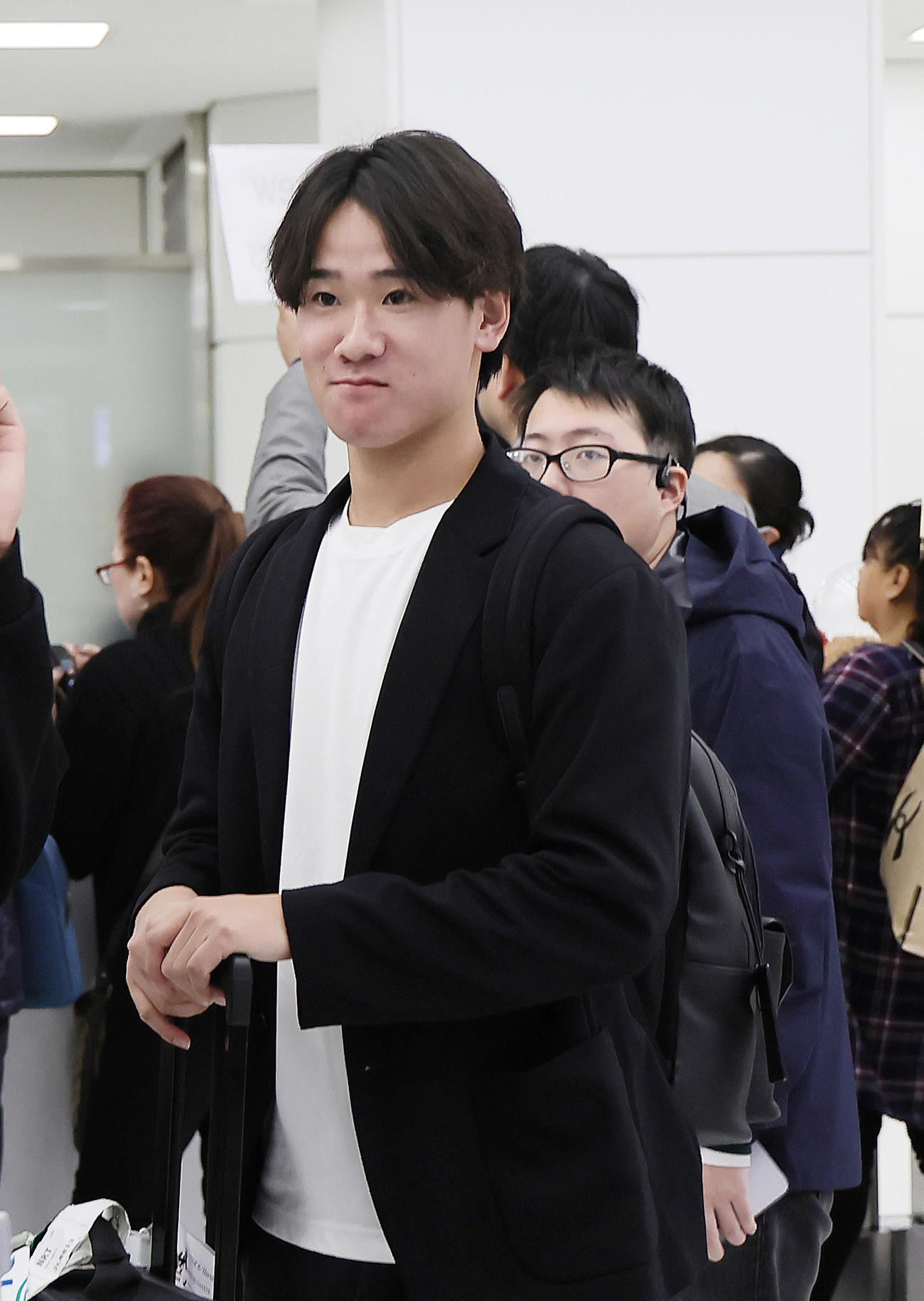 優勝旅行から帰国した巨人井上（撮影・足立雅史）