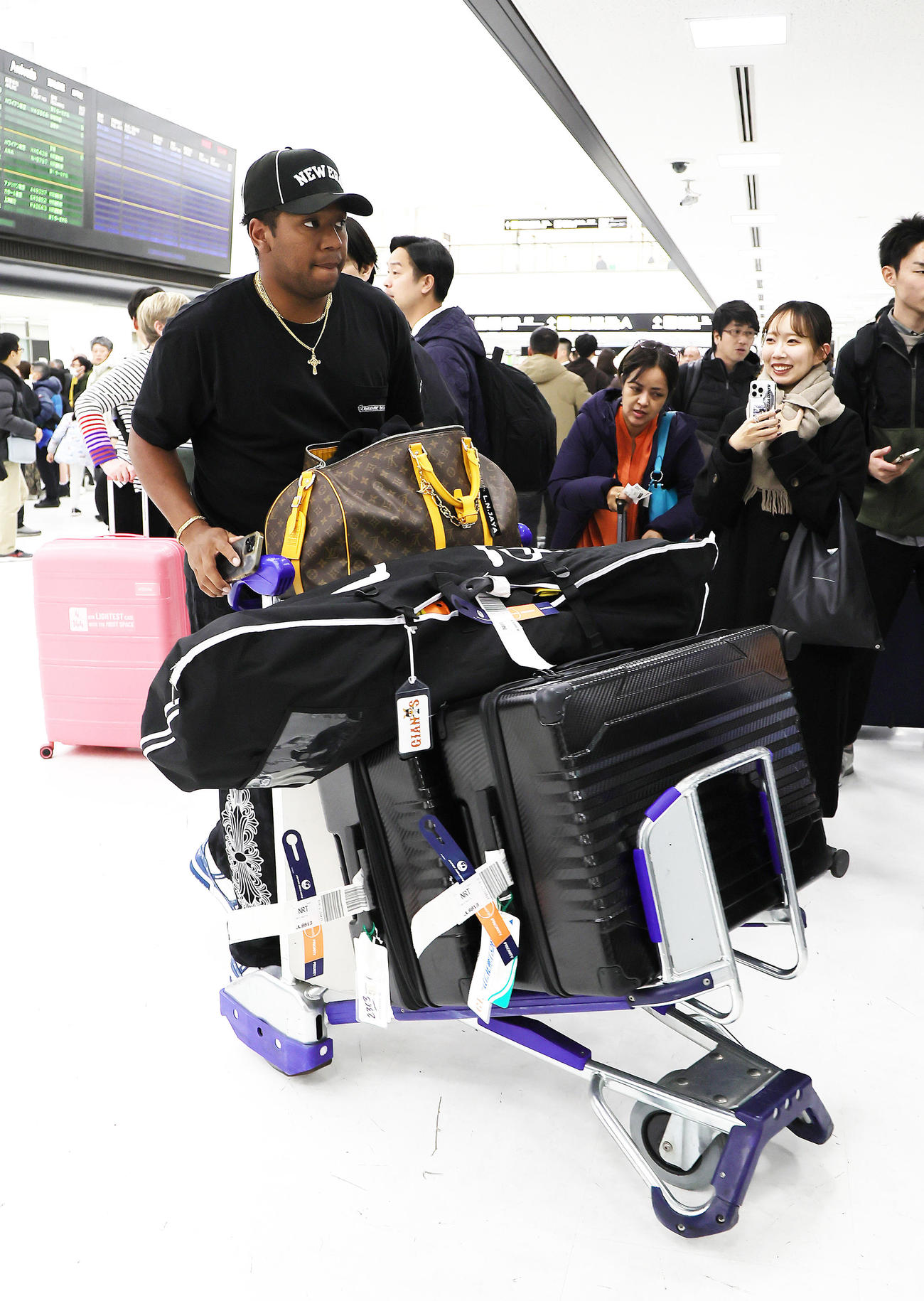 優勝旅行から帰国した巨人オコエ（撮影・足立雅史）