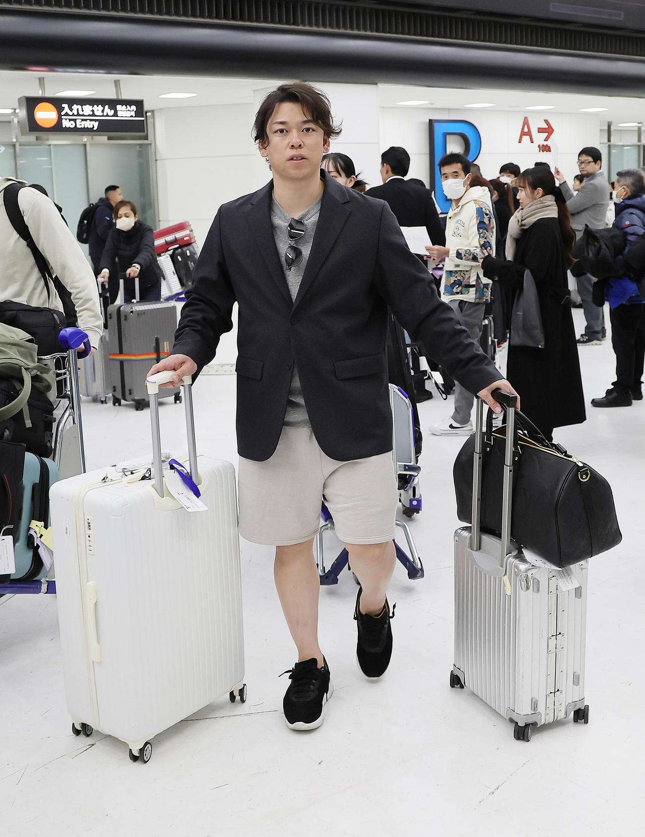 優勝旅行から帰国した巨人高梨（撮影・足立雅史）