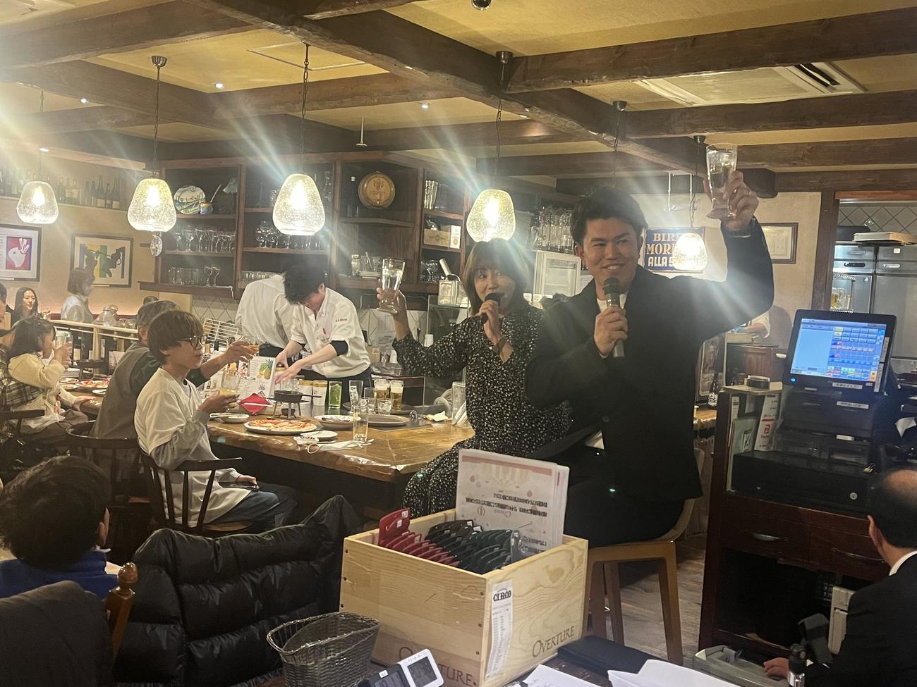 札幌市内のレストランで行われたトークイベントに参加した日本ハム今川（右）（撮影・永野高輔）