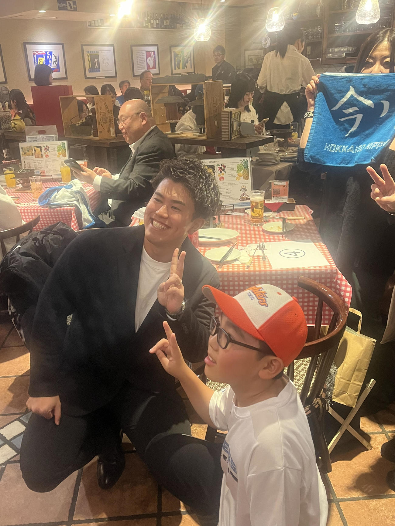 札幌市内のレストランで行われたトークイベントでファンと写真撮影する日本ハム今川（左）（撮影・永野高輔）