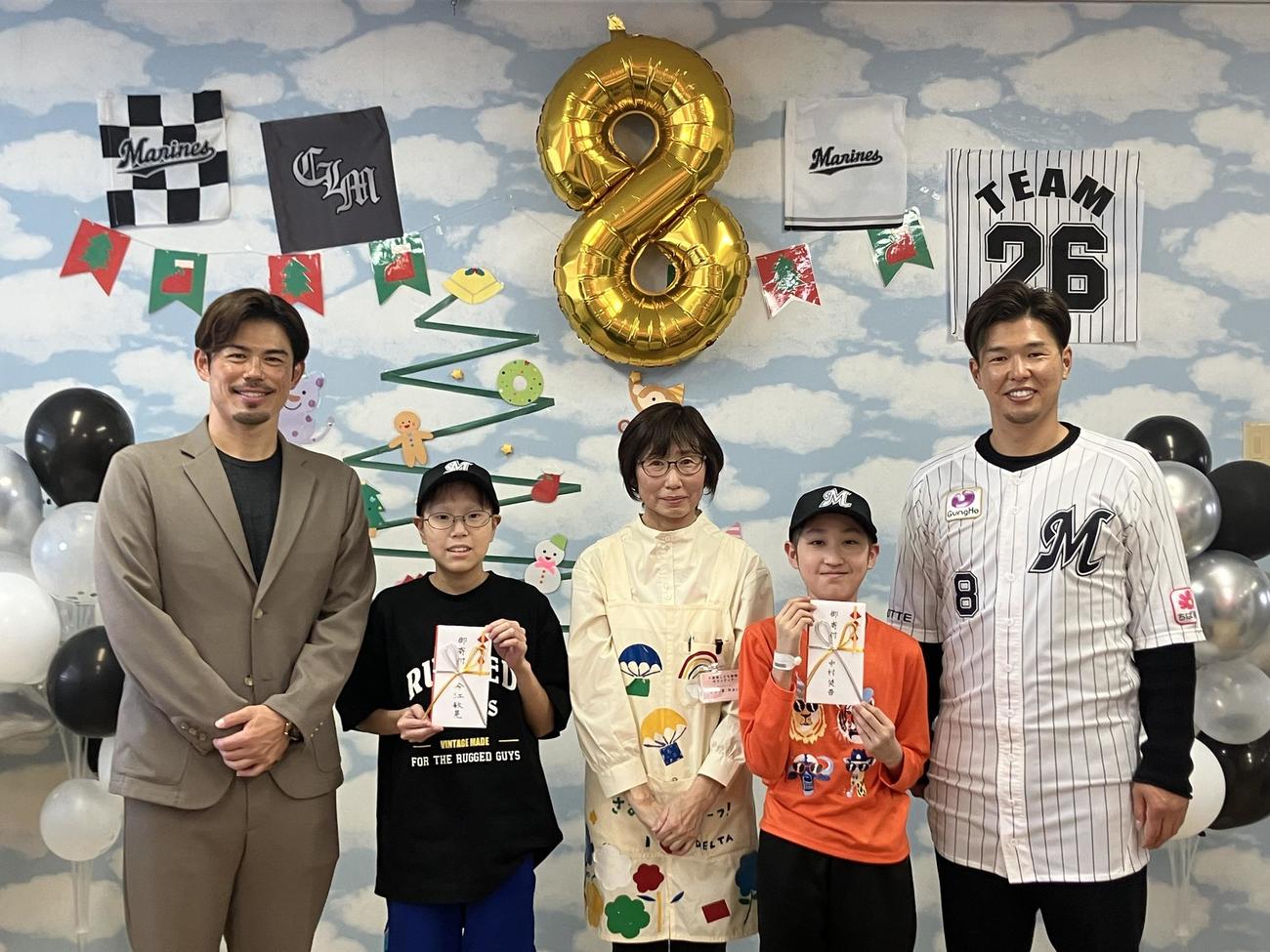 千葉県こども病院を訪問した楽天今江前監督（左端）とロッテ中村奨（右端）（球団提供）
