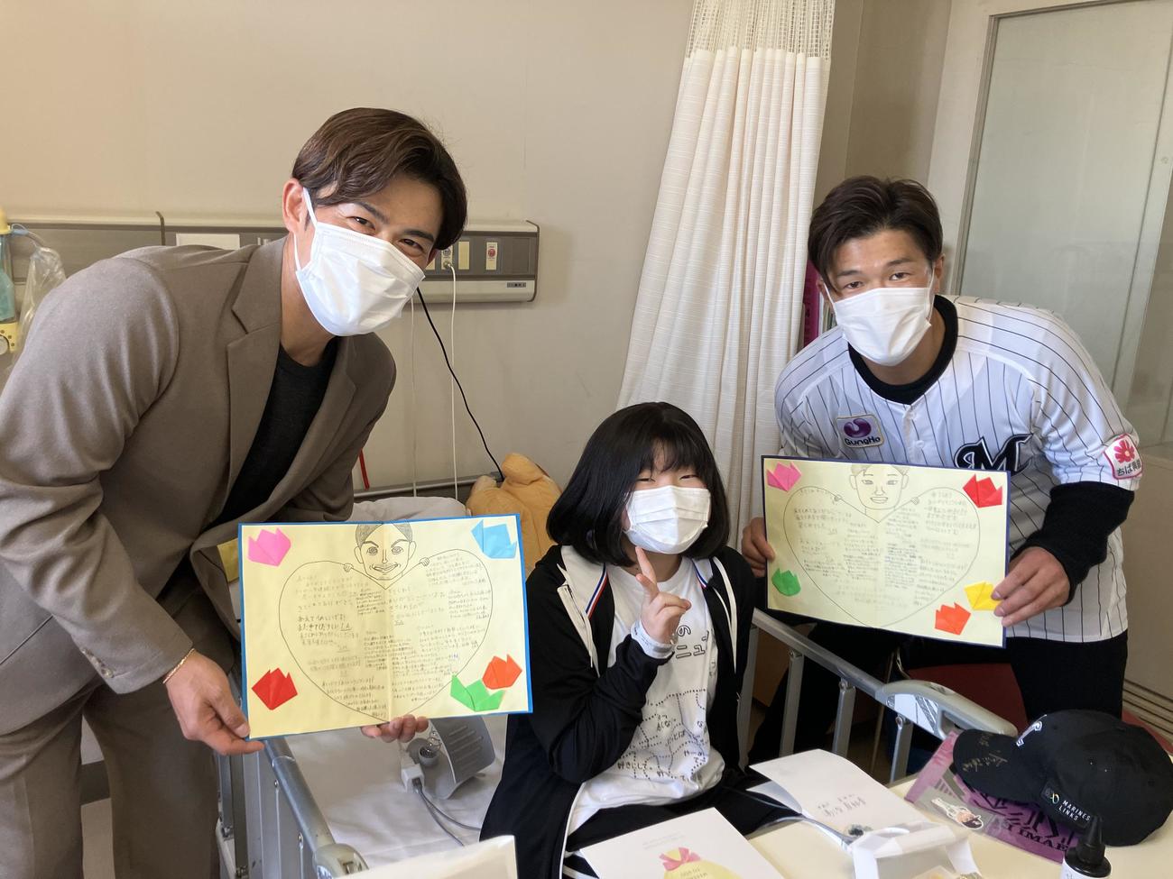 千葉県こども病院を訪問した楽天今江前監督（左）とロッテ中村奨（右）（球団提供）