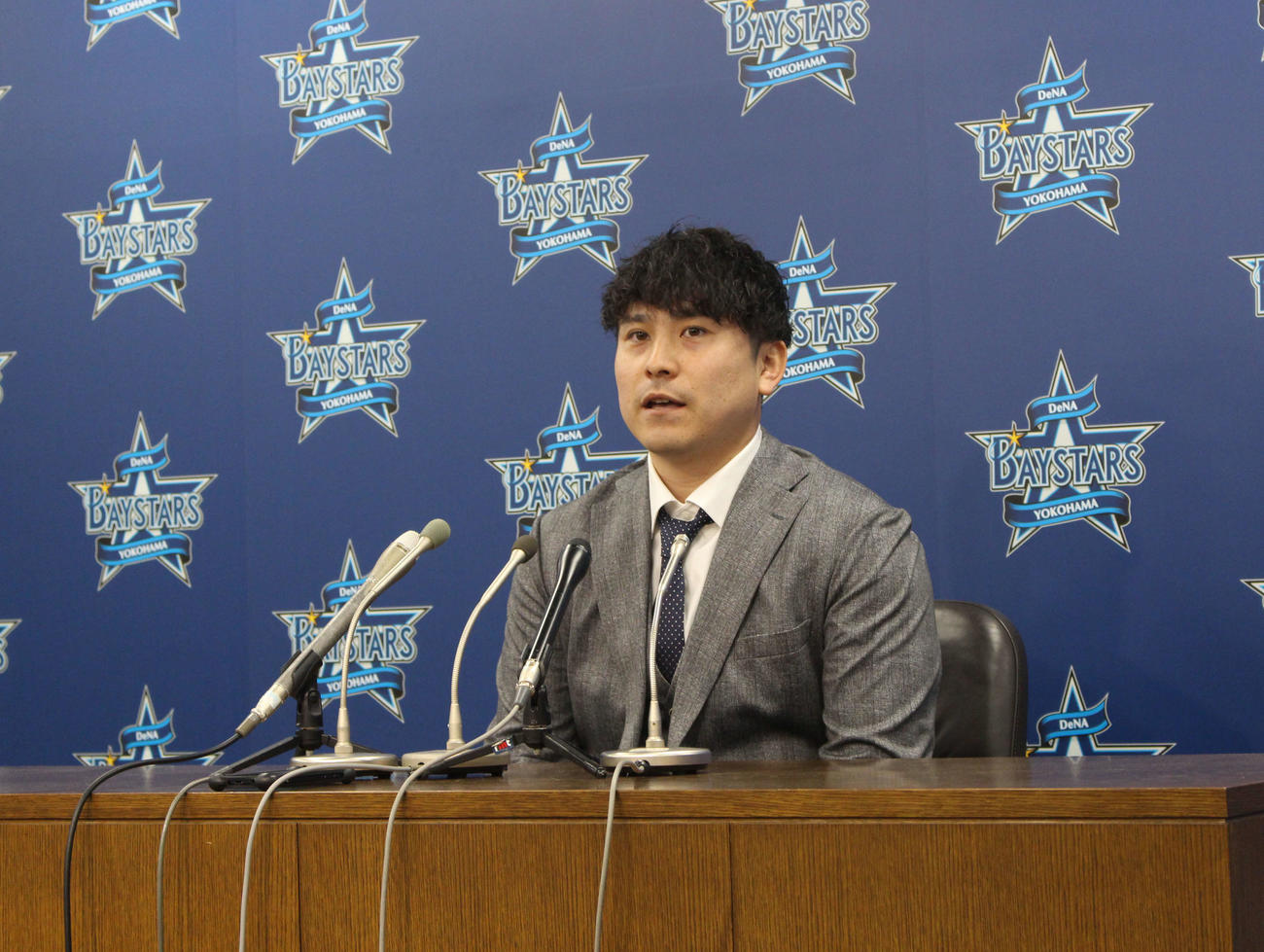 契約更改交渉後、会見するDeNA佐野（撮影・久保賢吾）