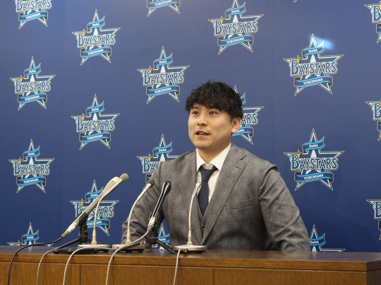 契約更改交渉後、会見するDeNA佐野（撮影・久保賢吾）