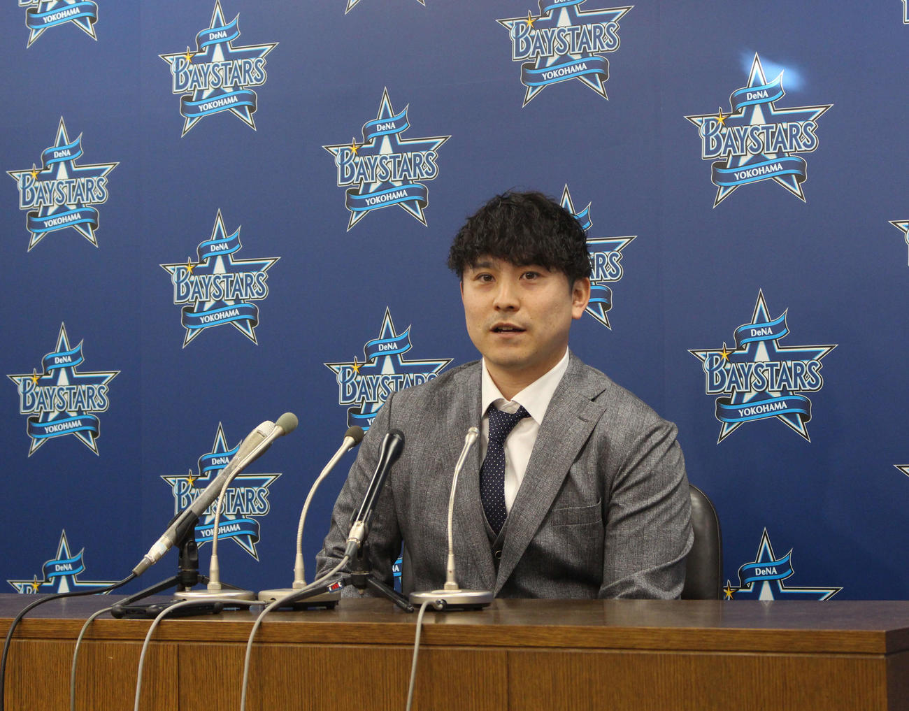 契約更改交渉後、会見するDeNA佐野（撮影・久保賢吾）