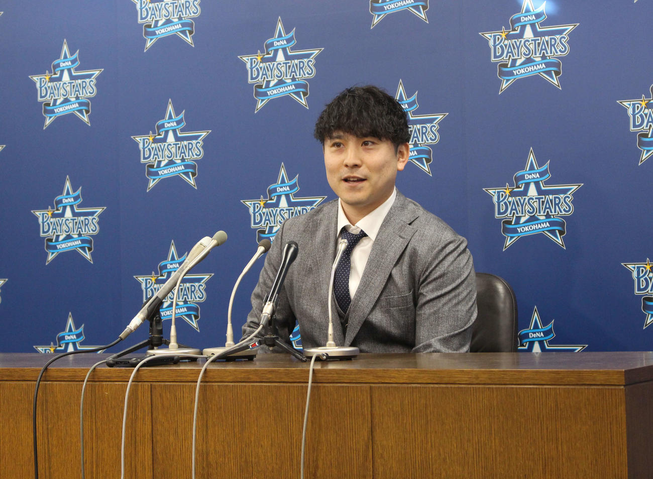 契約更改交渉後、会見するDeNA佐野（撮影・久保賢吾）
